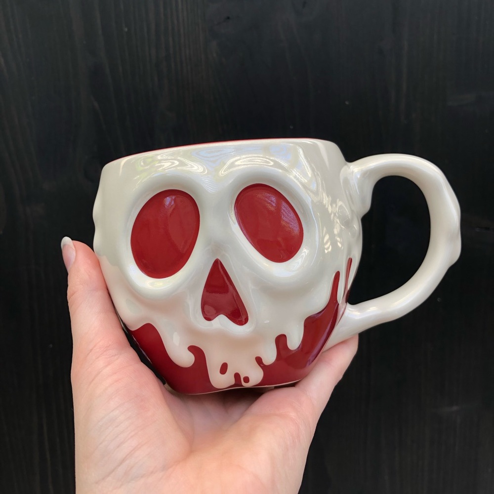 Disneys Poisoned Apple Mug – Snow White and the Seven Dwarfs